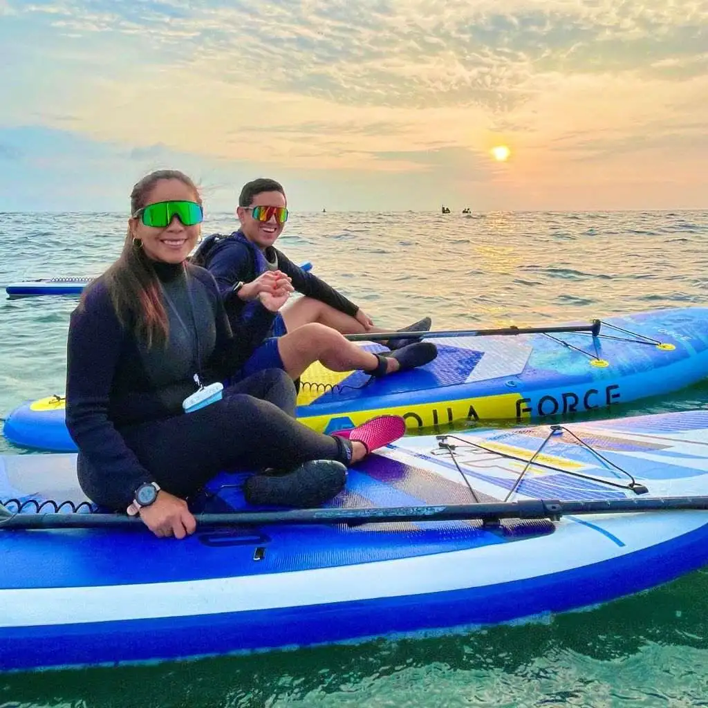 pareja realizando stand up paddle lima aloha peru